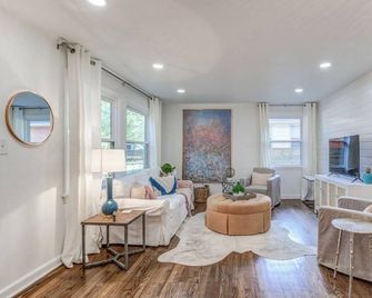 The Cozy Cottage - Raleigh - Living room