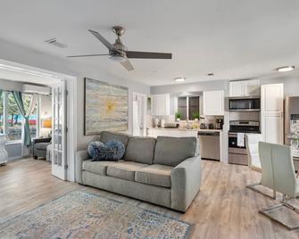 Waterfront Luxe Stay: 2 Homes in 1 Near Las Olas - Fort Lauderdale - Living room