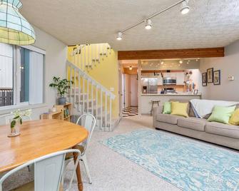 Come Relax at the Lake Hood Cottage! - Anchorage - Sala de estar