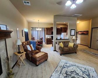 Quiet Acre Retreat. Guest 6. Pet Friendly. Wi-fi. - Guthrie - Huiskamer