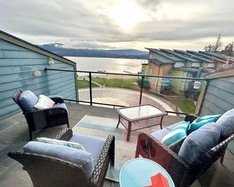 Scotch on the Rocks - Waterfront - Shuswap Vacations and Sledding Accommodation - Scotch Creek - Balcony