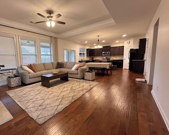Spacious 5br/3ba Near Hamilton Mill & Mall of Georgia - Dacula - Sala de estar