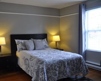 Moncton Suites - 267 Universite Ave - Moncton - Bedroom