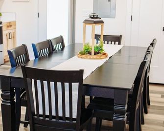 The Hickory at Creekside Cabins near Lava & Pebble - McCammon - Comedor