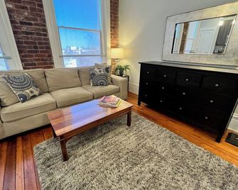 Heart Of The Arts District Penthouse - West Broad Vcu MCV Prime Downtown! - Richmond - Living room