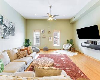 Bring a Pet Historic Downtown Olean Apartment - Olean - Soggiorno