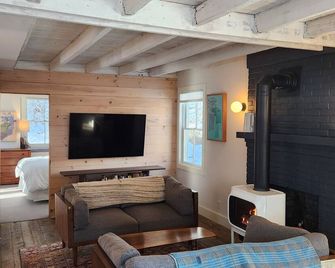 2-bedroom cottage close to hiking and swimming with AC - New Marlborough - Sala de estar