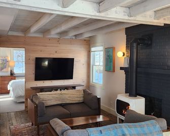 2-bedroom cottage close to hiking and swimming with AC - New Marlborough - Sala de estar