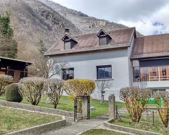 House with large quiet garden and beautiful view of the mountains - Antignac - Building