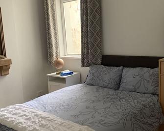 Adanhouse-stockland spacious 5 bedroom house sleeps 12 private garden - Cardiff - Habitación