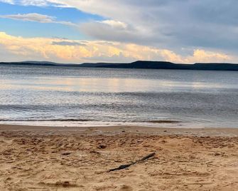 Lake Eufaula, OK Lakefront house on the beach. Sleeps 8, 3 bedroom, 2 bath - Checotah - Playa