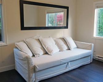 Upper Garden Suite - Victoria - Living room