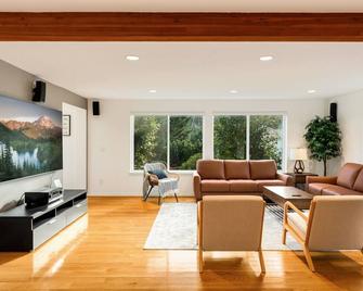 Ultimate Group Getaway Near Ferry, Hot Tub and Games - Mukilteo - Wohnzimmer