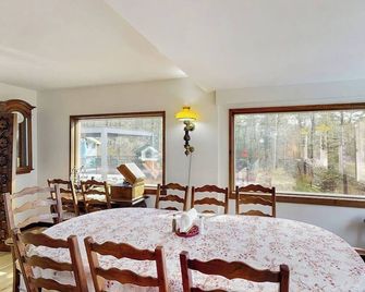 Unique wooded oasis with jacuzzi, sauna, pool, game room - near Keuka Lake - Bath - Eetruimte