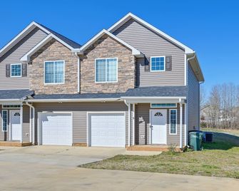 5 Mi to Charlotte Motor Speedway Cozy Townhome - Concord - Budynek