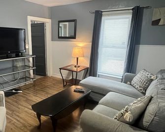Clinton House, Charming Cape Cod home decorated with flair in downtown Oneonta - Oneonta - Soggiorno