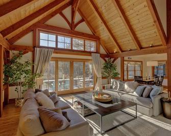 Upscale luxury 5 Bedroom Sunapee retreat 3 min from Lake and Mountain + Jacuzzi - Newbury