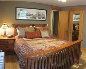 Luxurious Living 1 Block from Lake. - Madison - Bedroom