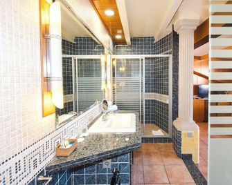 Hotel Plaça - Sant Feliu de Guíxols - Bathroom