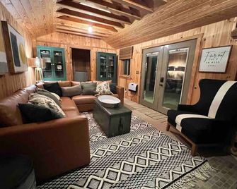 House on private 400 acre mountaintop farm! - Hinton