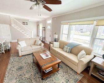 Sweet Victorian Beach Cottage - Cape Charles - Huiskamer