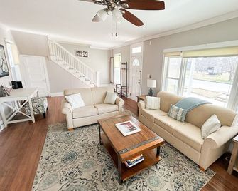 Sweet Victorian Beach Cottage - Cape Charles - Sala de estar
