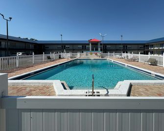 Motel 6 Englewood Fl - Englewood - Zwembad