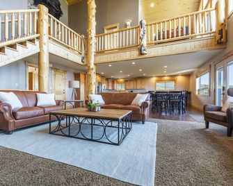 Luxury Cabin - Expansive Deck Views - Newly Remodeled - Directly Across From the Marina - Sleeps 28 - Garden City - Living room