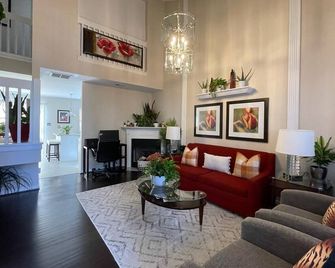 'Pearlitah' 3 Bds End Unit Townhouse (King Size BR Ensuite) in Central Location - Greensboro - Living room