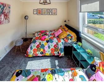 Colourful life-house near Glasgow - Clydebank - Bedroom