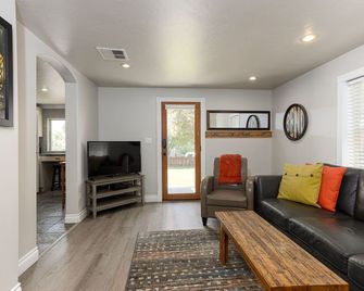 The Westside Cottage: Heart of Galveston Ave District with Private Hot Tub - Bend - Living room