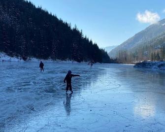 Cedar Cottage, A Private And Cozy Experience - Kaslo - Property amenity