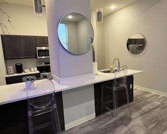 Beautiful Condo Downtown Cleveland With Free Parking - Cleveland - Kitchen