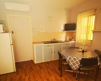 Anchorage Holiday Units - Lakes Entrance - Kitchen