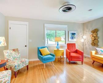 Downtown Baudette Vacation Rental Walk to Dining! - Baudette - Living room