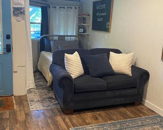 Tranquil 1-bedroom Tiny House with AC in Jesup - Jesup - Living room