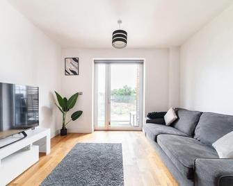 Immaculate 1-bed Apartment in London - Mydas Place - Pinner - Living room
