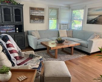 By the Lake Cottage - Conneaut Lake - Sala de estar