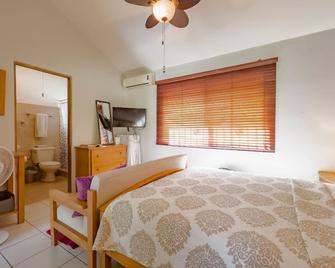 Emerald Haven Second Floor Studio Mins From Beach - Coco - Bedroom