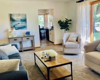 Enjoy beautiful sunrises at South Beach! - Emmetsburg - Living room