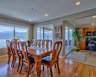 Semi-Lakefront, Water Trampoline, Hot Tub, Canoe,Paddle Boards,Kayaks, Dock/Buoy - Blind Bay - Dining room