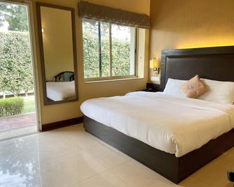 Status Club Resort - Kanpur - Bedroom