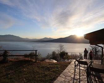 Holiday house Camelia with a dream view over Lake Maggiore (IT) - Oggebbio - Patio