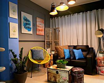 Transit Point Hostel Mactan Cebu - Cebu City - Living room