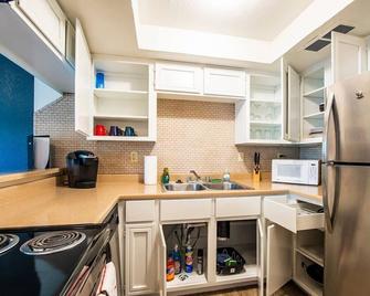 33 Avenida Pool View Studio new to market Avenida king bed ds - Casa Grande - Kitchen