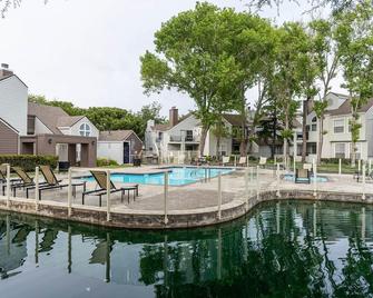 Elegant Foster City 2br W/ Gym, 2 Pools & W/D, Near Visa, By Blueground - Foster City - Pool