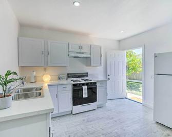 Cozy Lompoc Studio with Patio about 9 Mi to Beach - Lompoc - Kitchen