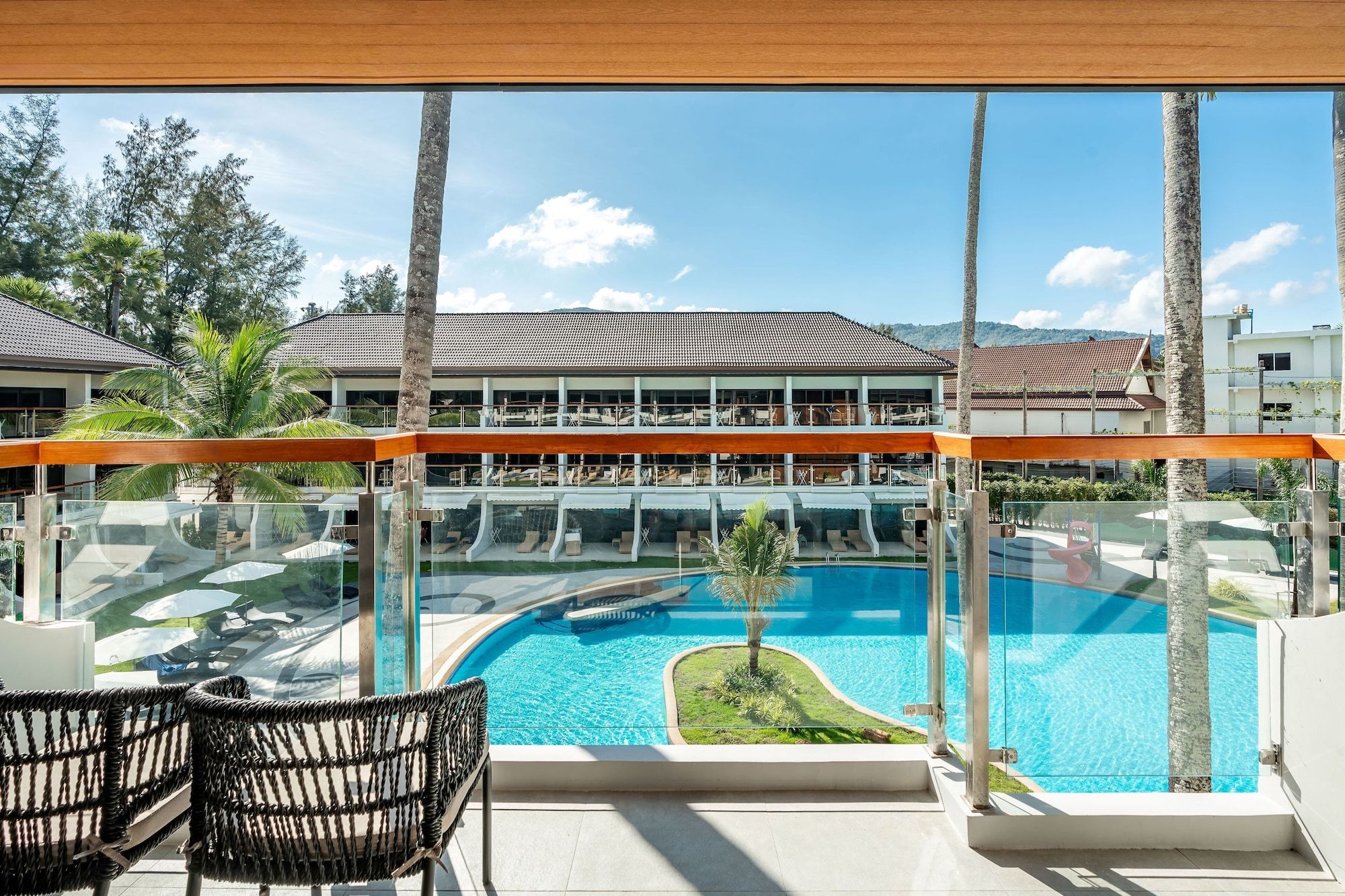 Amora Beach Resort Phuket - צ'רנגטלאי