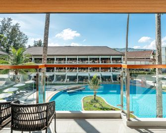 Amora Beach Resort Phuket - צ'רנגטלאי