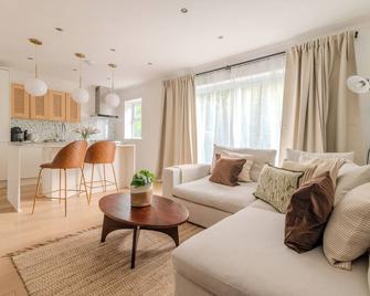 Peacefully set 2BR Apt near Beautiful Dulwich Park - London - Living room